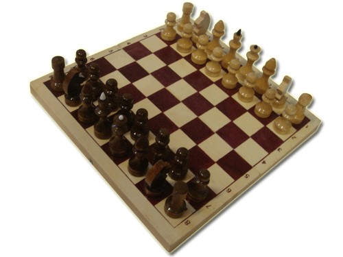 Шахматы  лакированные с доской 290 мм*145мм*40мм. Производство: Россия.